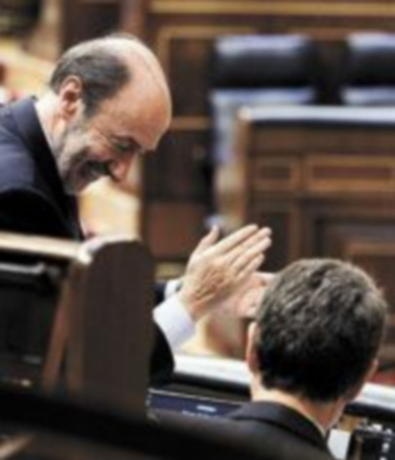 Rubalcaba se puso en pie para aplaudir a Zapatero. / Efe.