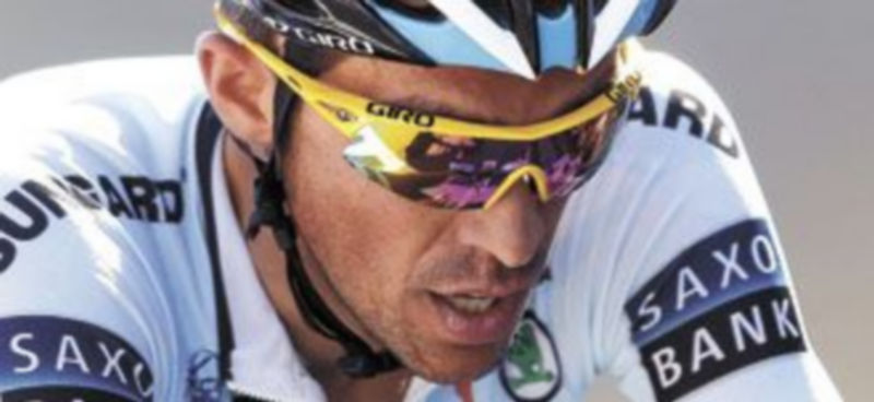 El ciclista de Pinto llegó extenuado a la línea de meta tras el esfuerzo por evitar peder tiempo en la general. / Efe