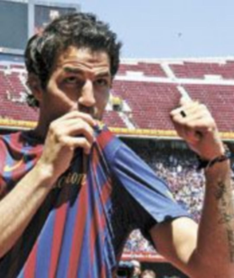 Cesc posó sobre el césped del Camp Nou ante los miles de aficionados que corearon su nombre. / Efe