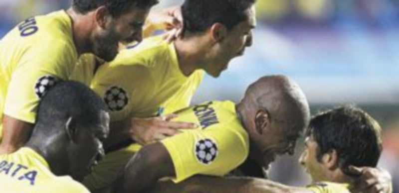 El conjunto villarrealense se abraza tras la consecución de uno de los goles logrados ayer. / REUTERS