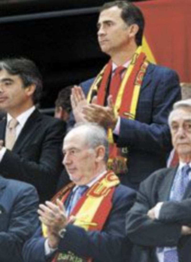 Don Felipe se lo pasó en grande durante todo el partido. / Efe