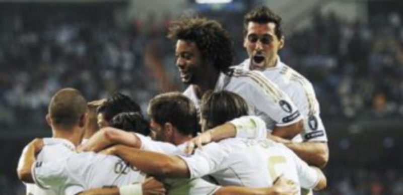 Los jugadores blancos felicitan a Benzema tras marcar el primer tanto del encuentro. / Reuters.