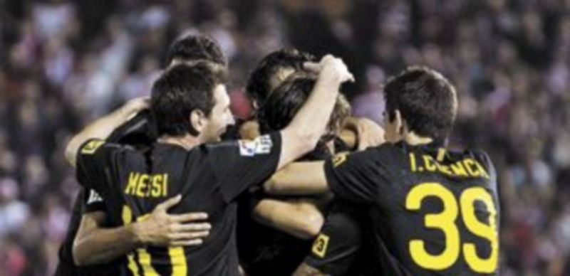 Los jugadores del Barcelona felicitan a Xavi tras anotar el único gol del choque. / Efe.