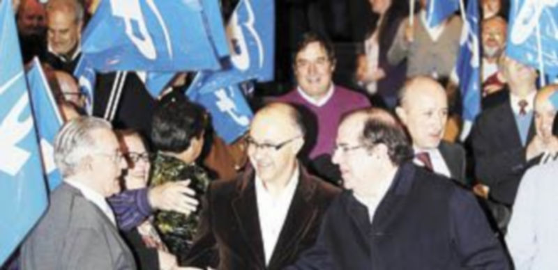 Juan Vicente Herrera saluda a uno de los asistentes al cierre de campaña en Valladolid en presencia de Ruiz Medrano. / Ical