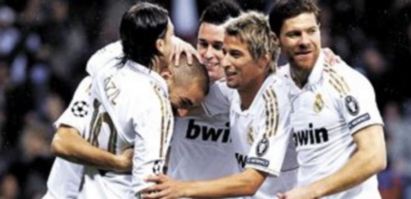 Los jugadores del conjunto blanco festejan el tanto de Benzema