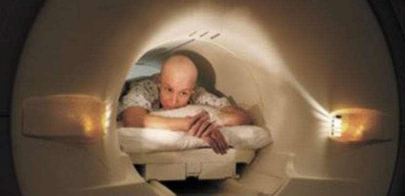 Una paciente enferma de cáncer es sometida a una prueba de exploración para revisar su estado de salud. / Reuters.