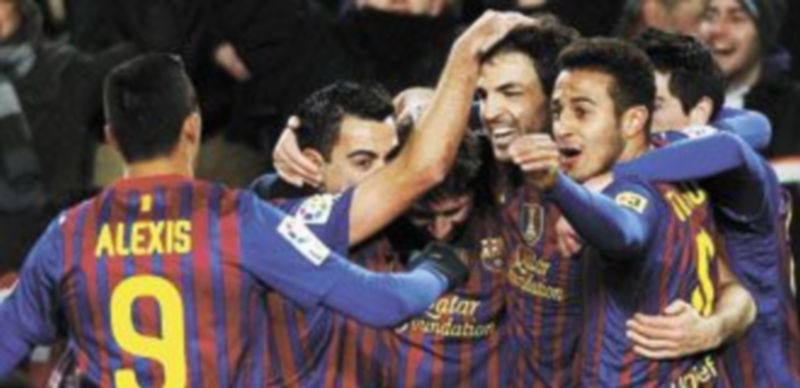 El Barcelona estará en la gran final 1 Los jugadores del conjunto azulgrana festejan el tanto anotado por Cesc Fábregas. / Albert Gea (Reuters)