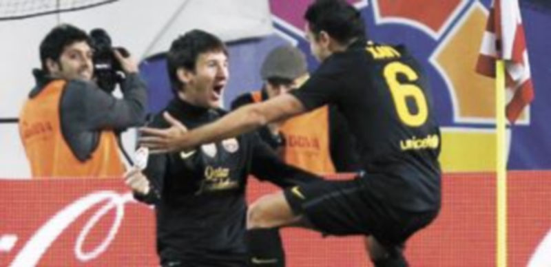 ‘La Pulga’ celebra con su compañero Xavi el tanto que dio la victoria al conjunto de Guardiola frente al Atlético de Madrid en el Vicente Calderón. / Reuters