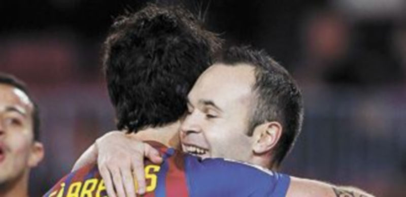 Cesc e Iniesta estarán en el once inicial. / Reuters.