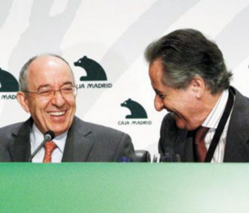 Miguel Ángel Fernández Ordóñez bromea con el presidente de Caja Madrid