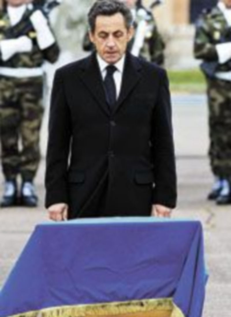 Nicolas Sarkozy rinde homenaje a uno de los tres soldados fallecidos. / Reuters