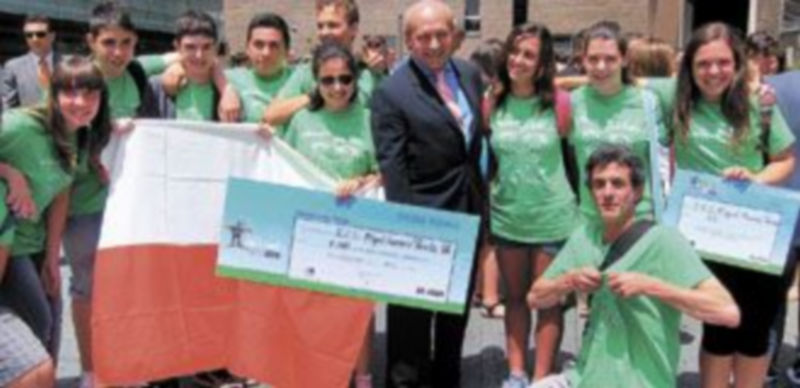 Wert posa con estudiantes ataviados con camisetas verdes como protesta contra los recortes en Educación. / Europa Press