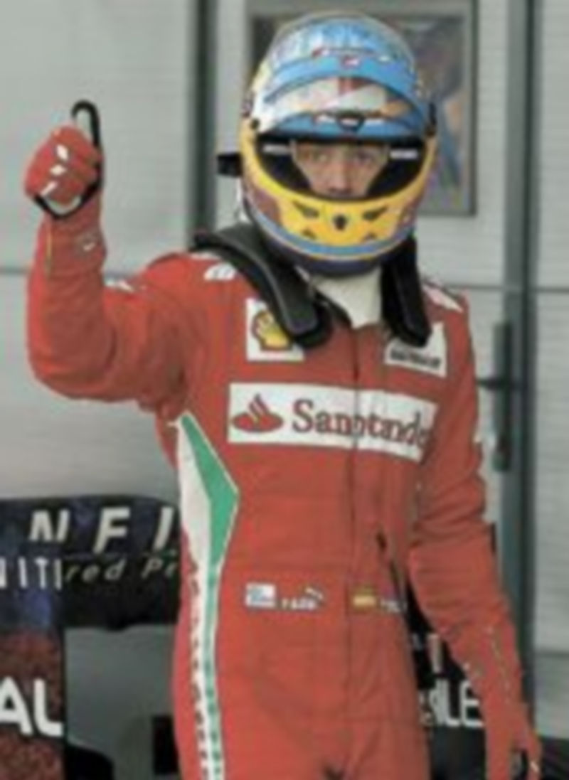 Alonso saluda a los aficionados nada más bajarse del coche./ P. Noble (Reuters)