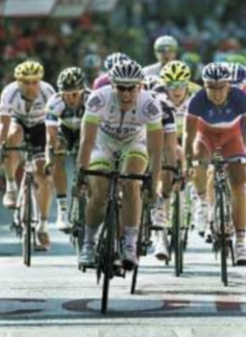 Degenkolb rebasa la línea de meta situada en Logroño. / Reuters