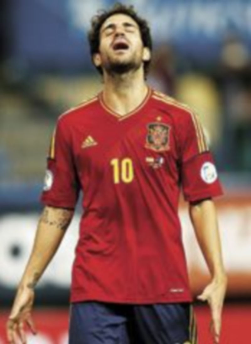 Cesc Fábregas falló un penalti antes de concluir la primera mitad. / Reuters