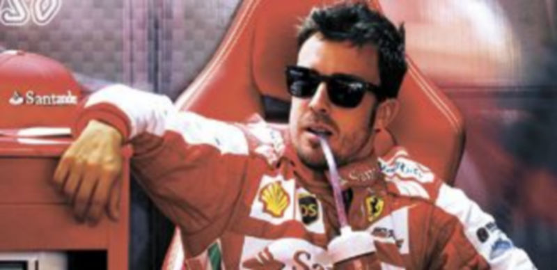 El piloto asturiano hace un descanso durante la primera tanda de pruebas disputada en el trazado de Shanghai. / D. Azubel (Reuters)