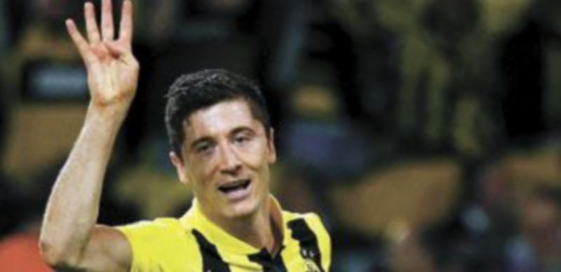 El ariete Robert Lewandowski tiró de las riendas del conjunto alemán al anotar los cuatro tantos de su equipo. / Kai Pfaffenbach (Reuters)