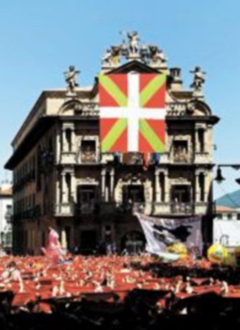 Una ikurriña enorme impidió ayer en Pamplona lanzar el chupinazo a su hora. / Joseba Etxaburu (Reuters)