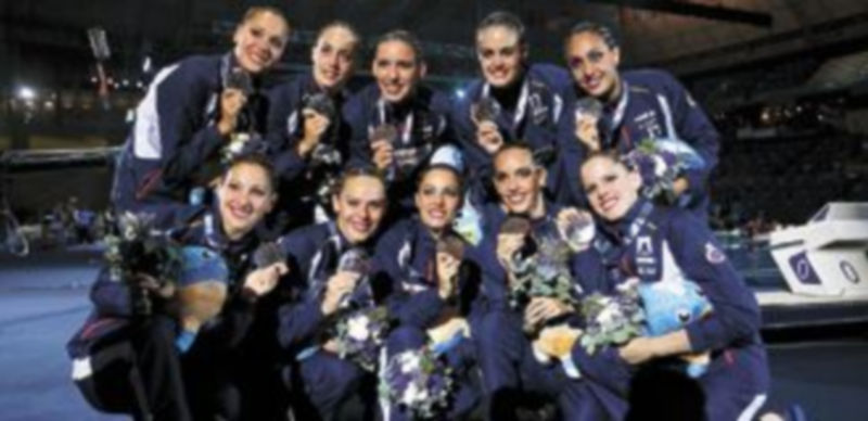 Las ‘sirenas’ del combinado anfitrión posan sonrientes en el podio del Palau Sant Jordi. / Juanjo Martín (EFE)