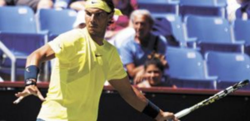 Rafa Nadal se dispone a golpear la pelota con la zurda en el duelo ante Levine. / Nestor Ponce (Efe)
