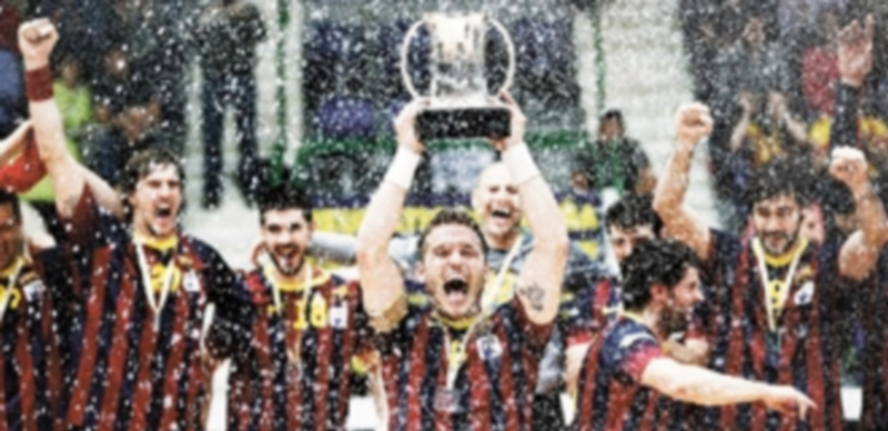 El capitán ‘culé’ Víctor Tomás levanta el trofeo que el bloque azulgrana consiguió en Pamplona tras vencer en el derbi catalán. / Efe