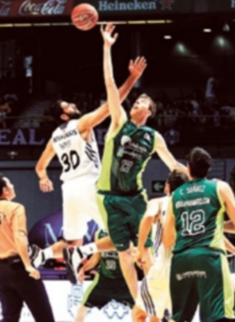 Bouroussis lucha con Vázquez en el salto inicial. / V. Lerena (Efe)