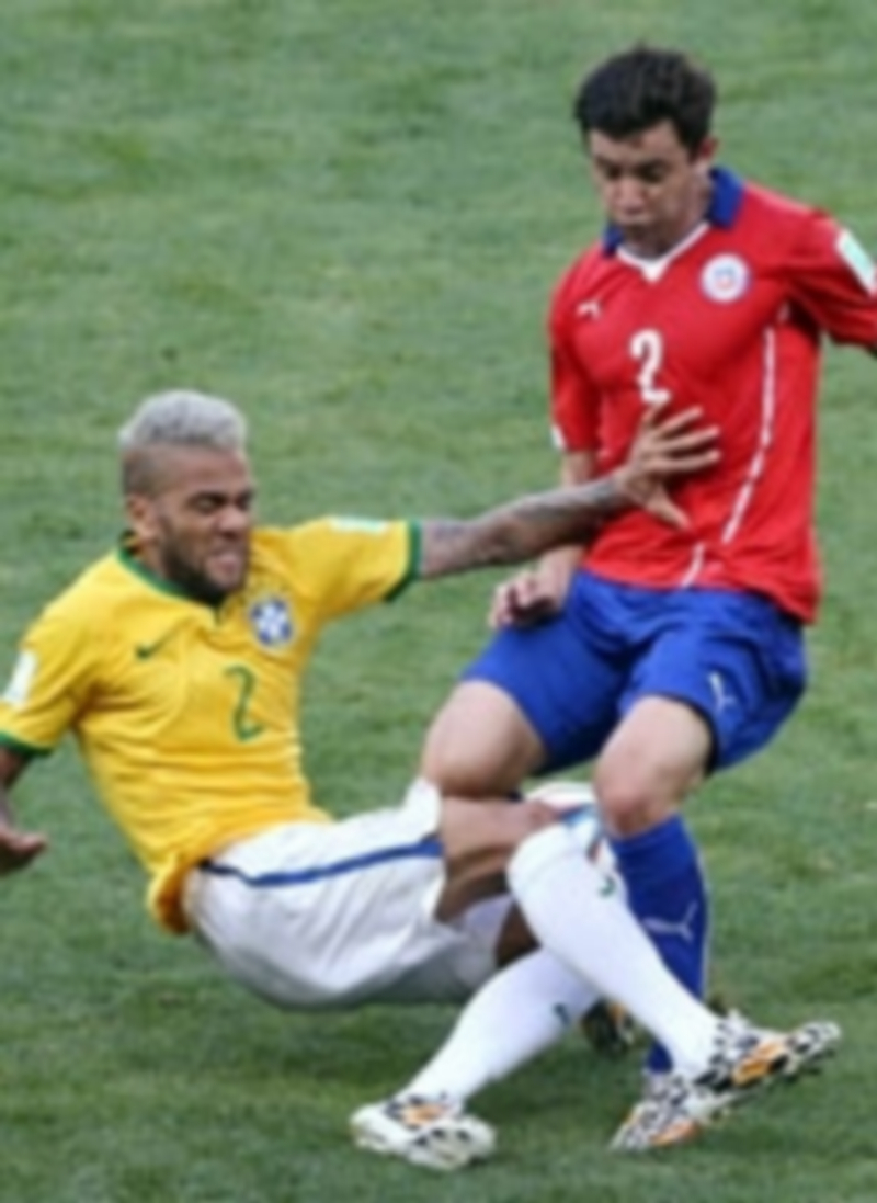 El defensa brasileño Dani Alves y el chileno Eugenio Mena durante el partido Brasil-Chile. / Efe