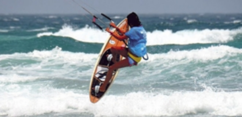 Un amante de la vela y el riesgo practica kitesurf gracias al viento existente. / EP
