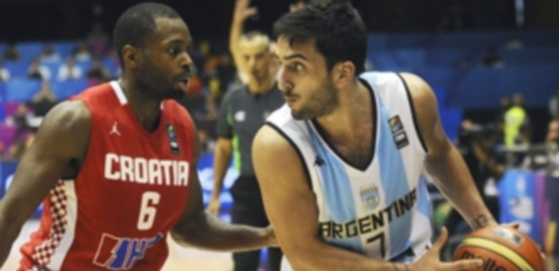 Un jugador croata y un argentino se disputan el balón en un momento del encuentro del Grupo B que ganó el equipo europeo. / Efe