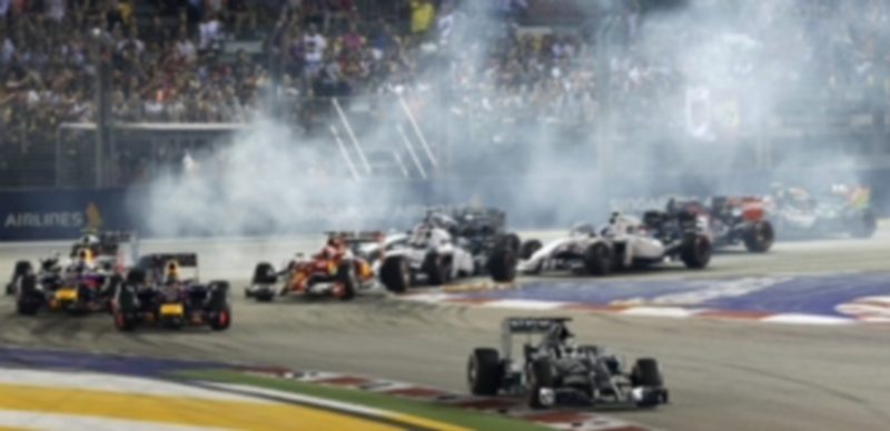 El piloto británico de Mercedes Lewis Hamilton instantes después del inicio del Gran Premio de Singapur seguido por los Red Bull de Vettel y Ricciardo. / Efe