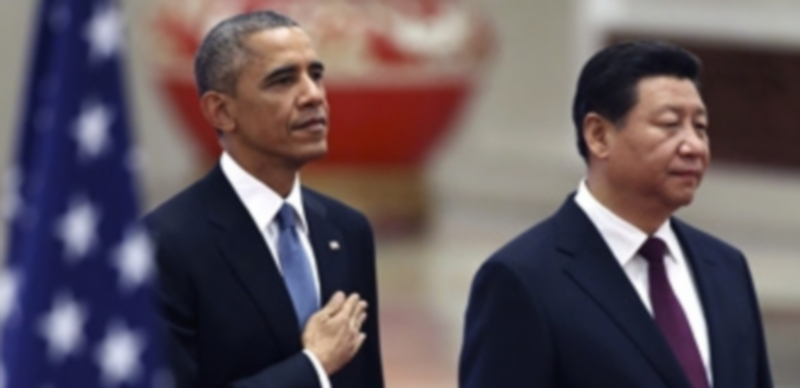 Barack Obama escucha el himno americano junto a su homólogo chino. / EFE