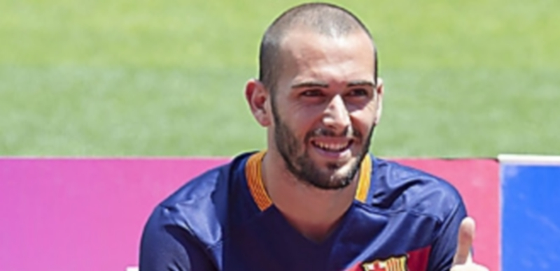 Aleix Vidal posa en el Camp Nou con la nueva equipación del FC Barcelona. / EFE