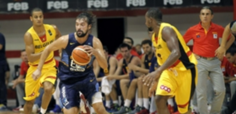 Sergio Llull sube el balón ante la presión de dos rivales durante el partido disputado ante Bélgica el pasado martes. / EFE