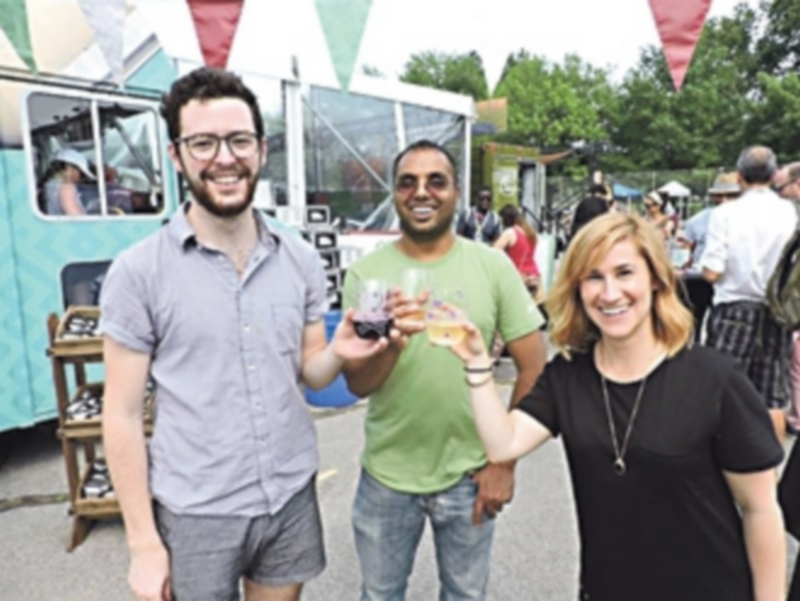 Varios jóvenes estadounidenses brindan con vinos de ambas denominaciones en una actividad promocional. / El Adelantado
