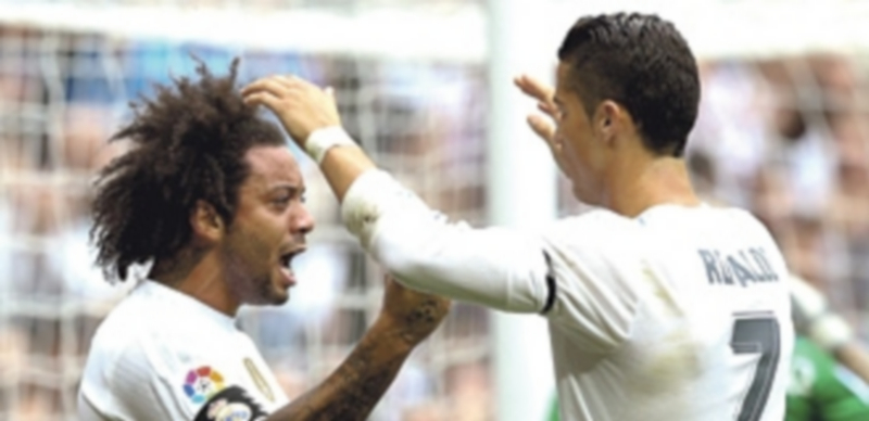 El Real Madrid se aferra a Cristiano ante el primer gran examen europeo 1 Marcelo (izq) y Cristiano anotaron los dos primeros goles frente al Levante. / EFE