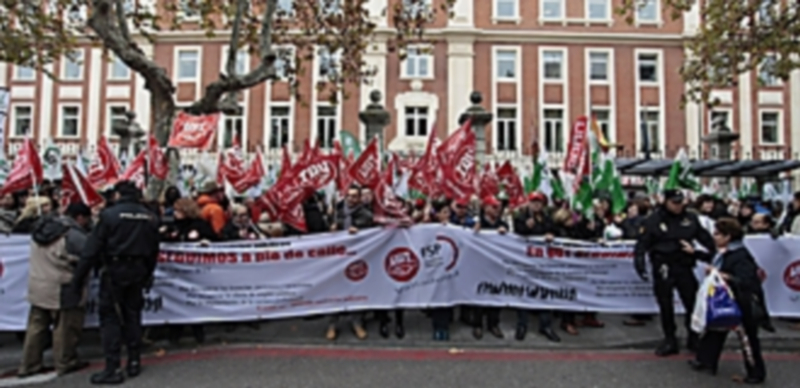 Los sindicatos piden más rapidez al convocar oposiciones sanitarias 1 Miles de personas se concentraron el martes en la Consejería de Sanidad para exigir una solución en las oposiciones. / Efe