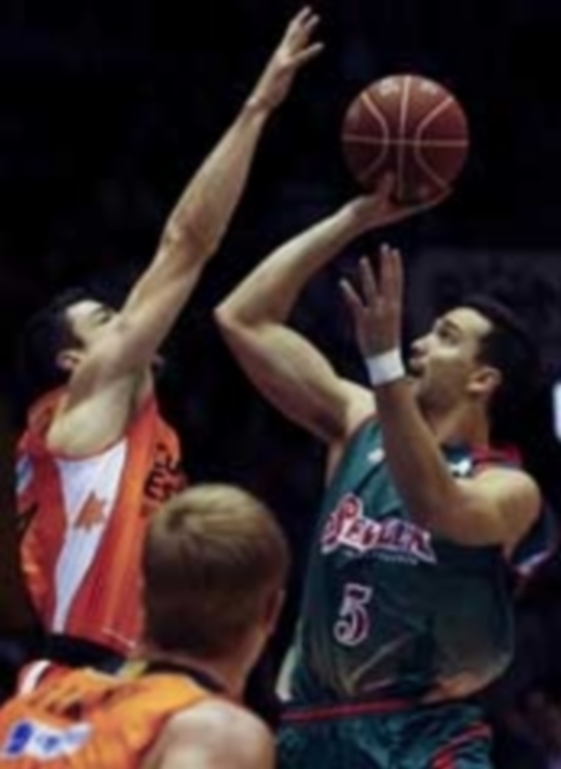 El sevillista Alfonso Sánchez (d) intenta el tiro ante el ‘taronja’ Rafa Martínez. / EFE