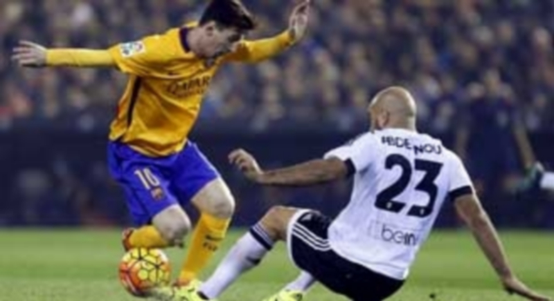 Un entrenamiento para Messi 1 Messi (izq) controla el balón ante la oposición de Abdennour durante el partido del pasado sábado contra el Valencia. / EFE