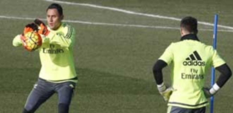 El guardameta costarricense lanzó un mensaje a la grada del Santiago Bernabéu en el que les pide confiar en que la plantilla encontrará la “senda adecuada” . / EFE