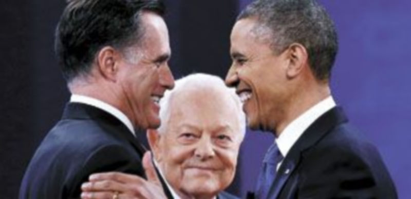 Los dos candidatos a la Casa Blanca se despiden ante la mirada del moderador del acto. / Reuters