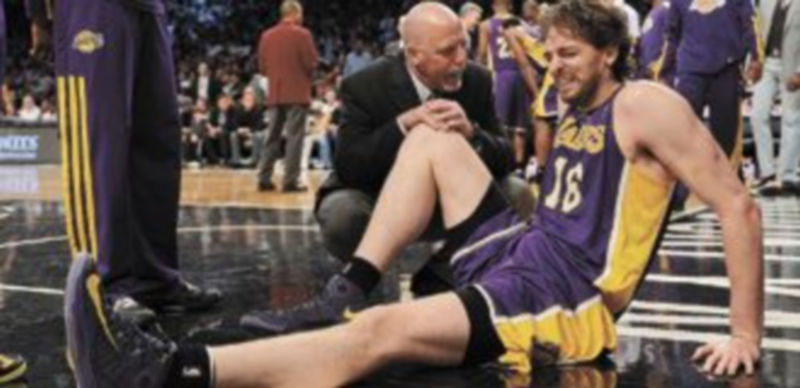 El ala-pívot de Los Ángeles Lakers tuvo que abandonar el pabellón con muletas. / AFP