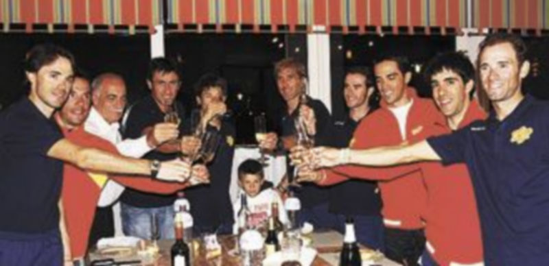 El equipo español celebró ayer la medalla de Valverde y la despedida de Freire.