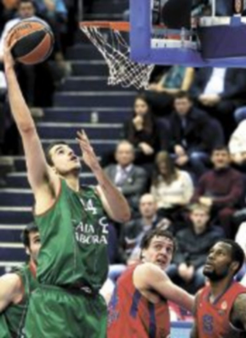 Nemanja Bjelica intenta encestar ante la defensa moscovita. / S. Ilnitsky (Efe)
