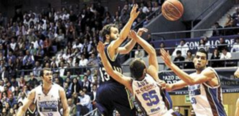 Sergio Rodríguez lanza un pase presionado por dos rivales. / O. Corral (Efe)