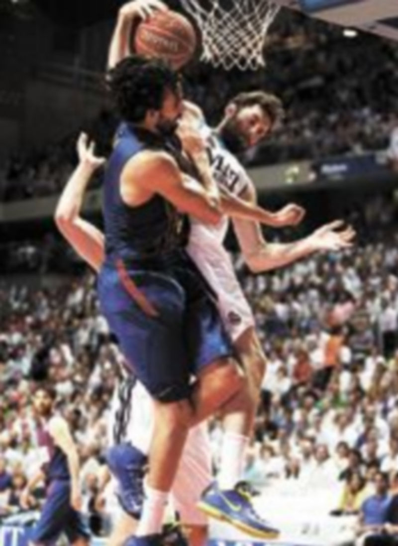 Víctor Sada y Rudy Fernández luchan bajo el aro. / A. Martín (Efe)