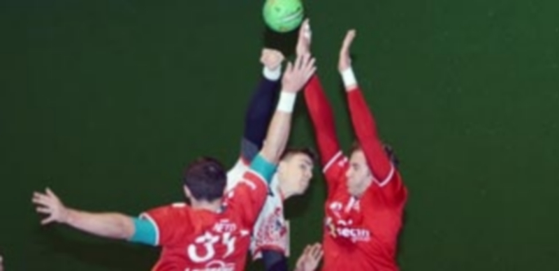 El jugador del Viveros Herol Nava Daniel Simón se dispone a lanzar ante la presión del Alcobendas. / AMADOR MARUGÁN