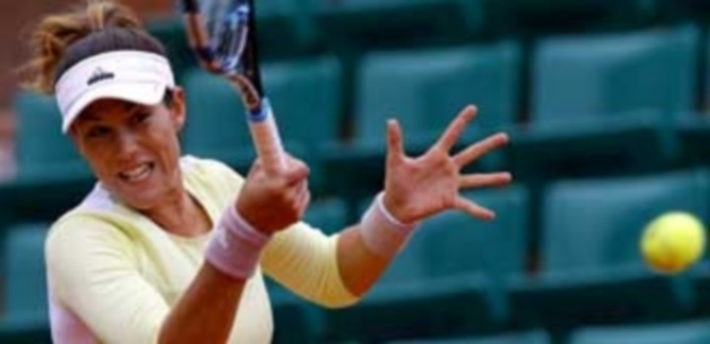 La tenista española Garbiñe Muguruza devuelve la bola a la eslovaca Anna Karolina Schmiedlova en el partido de ayer. / EFE