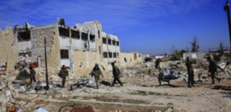 Miembros del Ejército sirio caminan a través del aeropuerto militar de Kueires