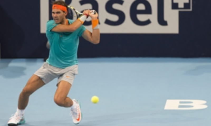 Nadal devuelve una pelota en el Abierto de Tenis de Suiza. / Efe