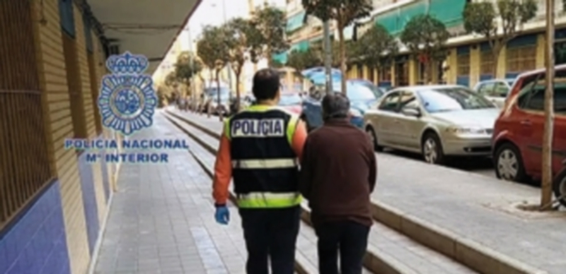 La Policía traslada al detenido acusado de abusar de cuatro menores. / Efe